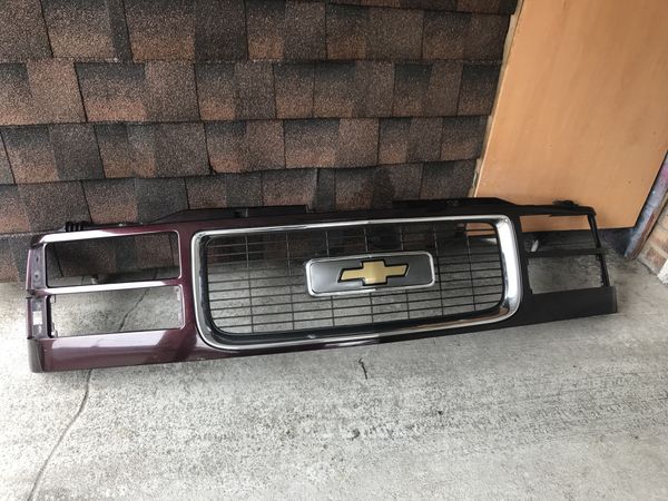 Chevrolet cheyenne Silverado c1500 grill (Mexican emblem) for Sale in