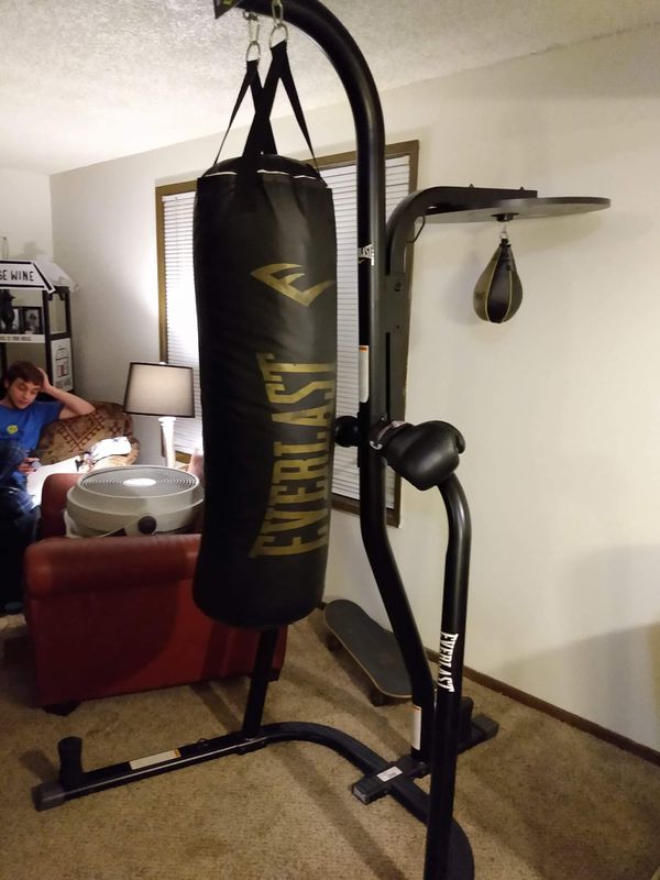 Everlast model 4813BDTC heavy weight bag stand and gloves for Sale in Wood Village, OR - OfferUp