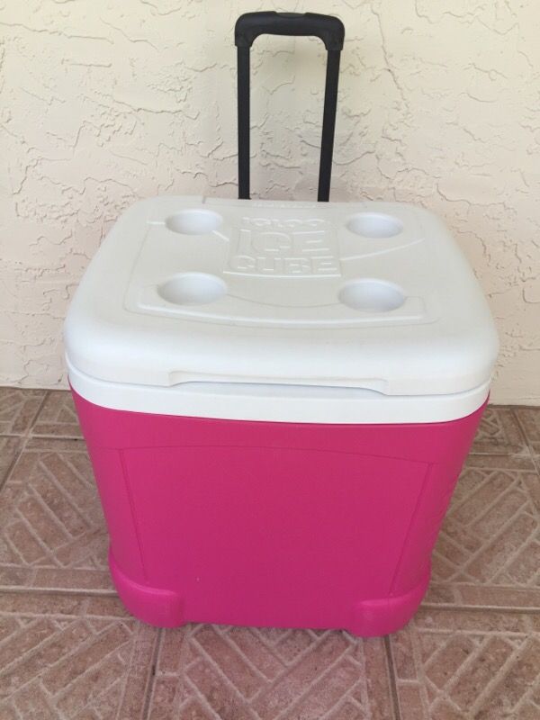 igloo maxcold 70 qt roller cooler