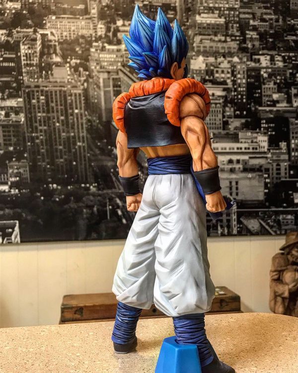 statue gogeta blue