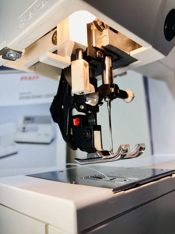 Pfaff 2042 Quilt Style Computerized Sewing Machine for Sale in Diamond