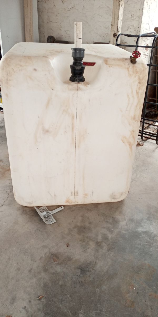 100 gallon water tank with cage for Sale in Lubbock, TX OfferUp