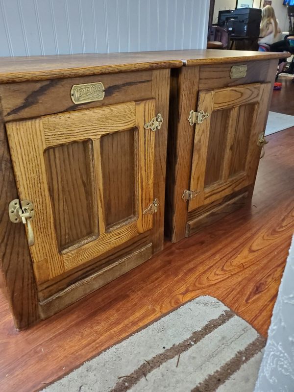 Pair of White Clad Simmons ice box end tables for Sale in Snohomish, WA ...