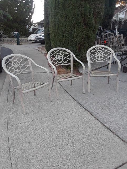 Set Of 3 Hampton Bay Palm Tree Design Outdoor Patio Chairs In Good Condition For Sale In Pittsburg Ca Offerup