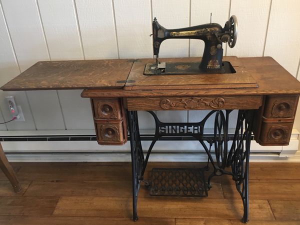 Antique 1921 singer sewing machine and cabinet $200.00 for Sale in ...