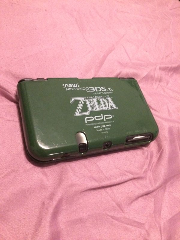 New Nintendo 3DS XL w/ Legend of Zelda Hardshell Case Bundle w/ Legend
