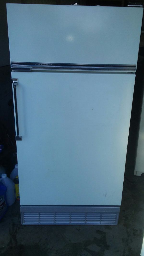 Sears Coldspot White 18.0 cu ft fridge/freezer for Sale in Lake Tapps