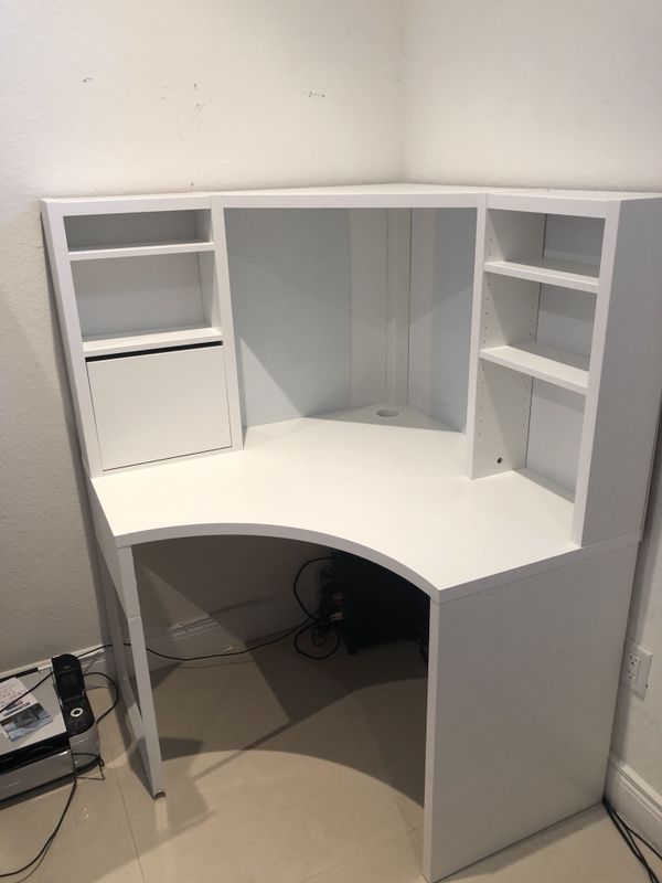 White Corner Desk / Vanity Table (Like New!) for Sale in Miami, FL OfferUp