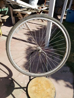 Rin con llanta delantero size 28" . for Sale in Long Beach, CA