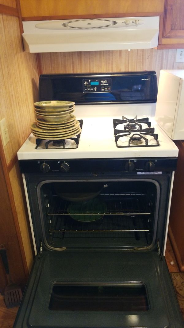 Whirlpool super capacity 465 self cleaning gas stove/oven for Sale in Satsuma, FL OfferUp