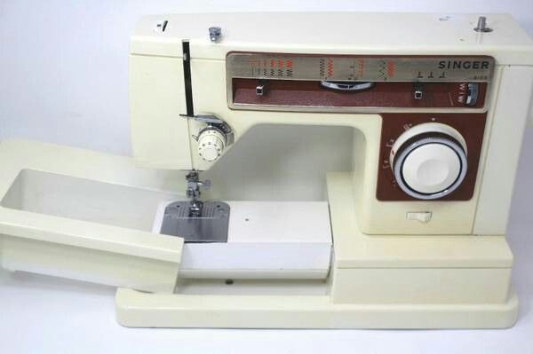 Vintage 1979 Singer 6105 Sewing Machine w/Foot Pedal for Sale in ...