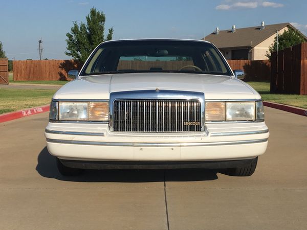 1994 Lincoln Town Car - signature series! for Sale in Lewisville, TX