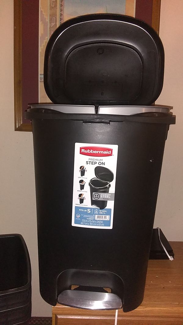 2 Rubbermaid trash can 13 gallons for Sale in Phoenix, AZ - OfferUp