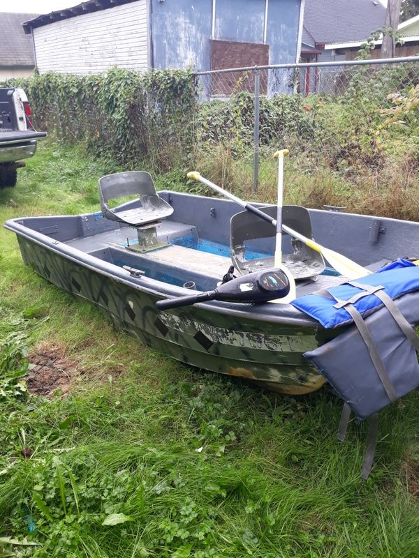 10 foot Livingston boat w/ paddles and trolling motor. for Sale in ...