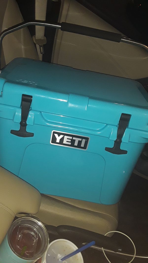 LIMITED EDITION Reef Blue Yeti Roadie 20 Cooler with 4 lb