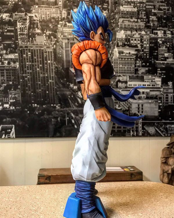 statue gogeta blue