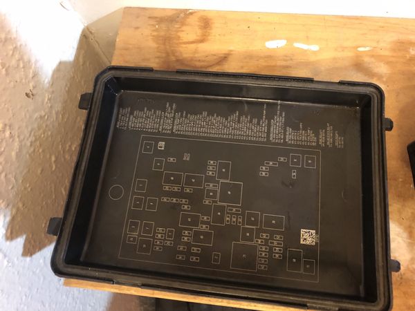 2017-2018 GMC Sierra 2500 Engine Fuse Box for Sale in Encinal, TX - OfferUp