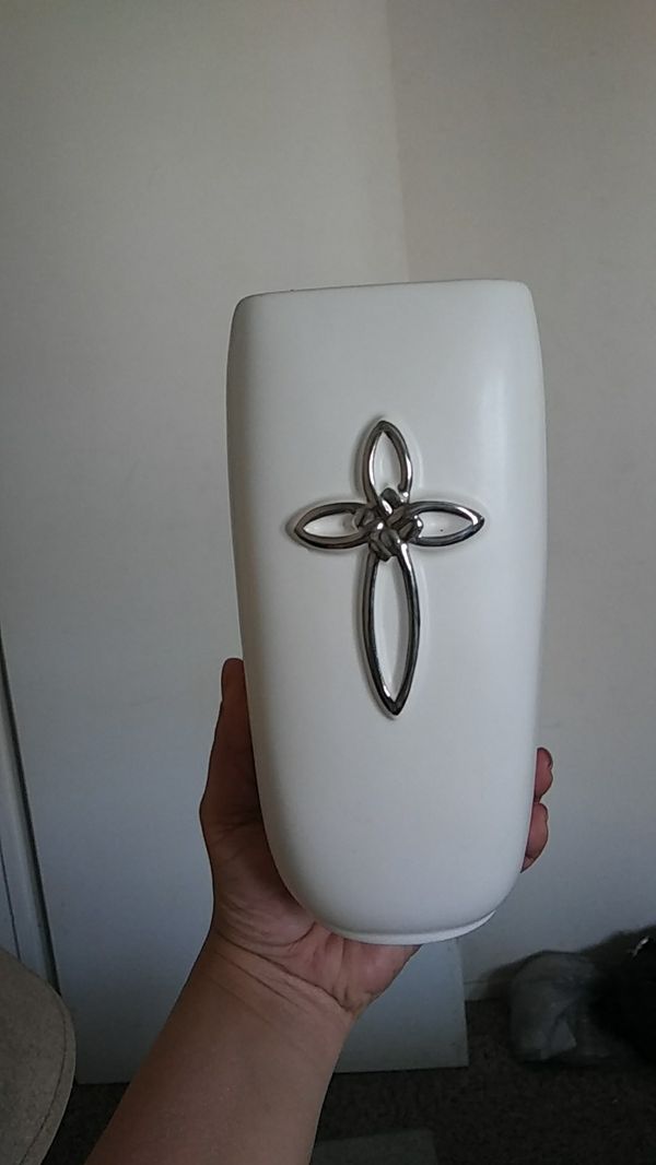 White Ceramic Flower Vase w/Gold Cross for Sale in Lancaster, TX OfferUp