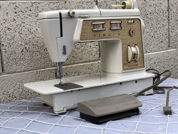 Vintage Singer TOUCH & SEW Deluxe Zig-Zag (Model: 750) With Foot Petal