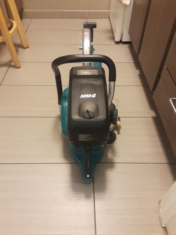It's a like new mm4 Makita 14 inch concrete saw for Sale in Prescott