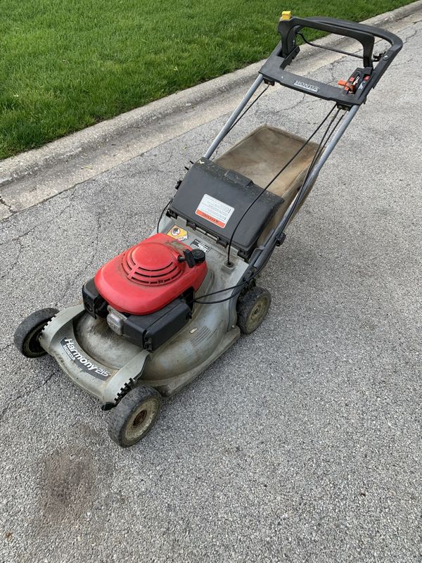 Honda Harmony 215 Self propelled lawn mower with bag. Runs and cuts