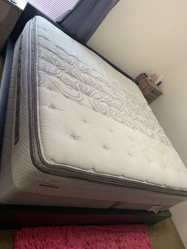 King size mattress and box spring (no frame) for Sale in Pacific, WA