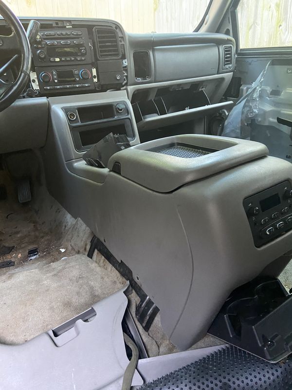 2004 GMC Yukon center console for Sale in Dallas, TX OfferUp