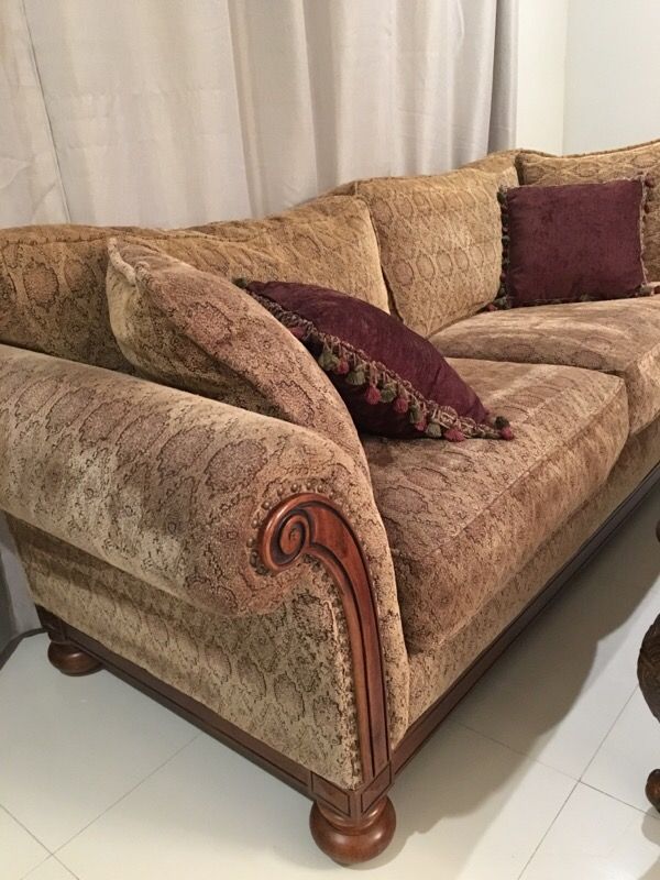 Bernhardt "new vintages collection" sofa 88"x36" for Sale in Miami, FL