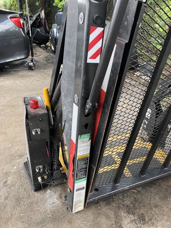 Braun Century 2 series Hydraulic Wheelchair LIFT for Sale in Peachtree