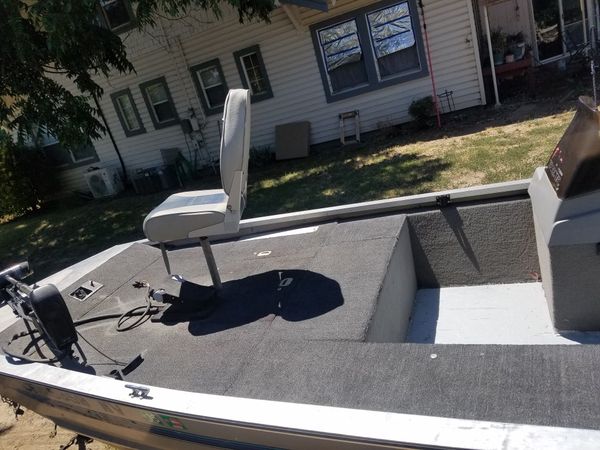 1995 tracker tournament pro 18 bass boat for Sale in Escalon, CA - OfferUp