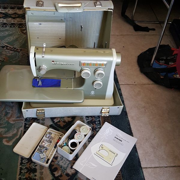 Viking 2000 sewing machine Excellent Condition for Sale in Albuquerque