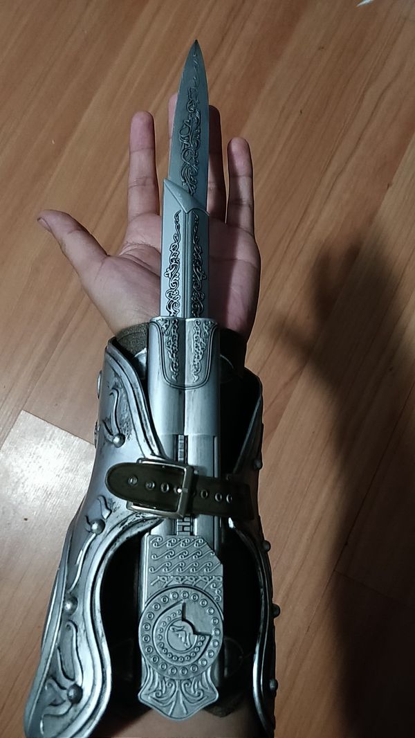 assassin's creed hidden blade gauntlet & skull buckle
