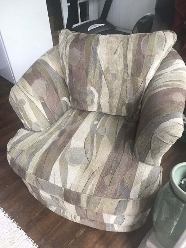Beautiful, solid and clean Lazy Boy barrel style swivel chair. $75 for