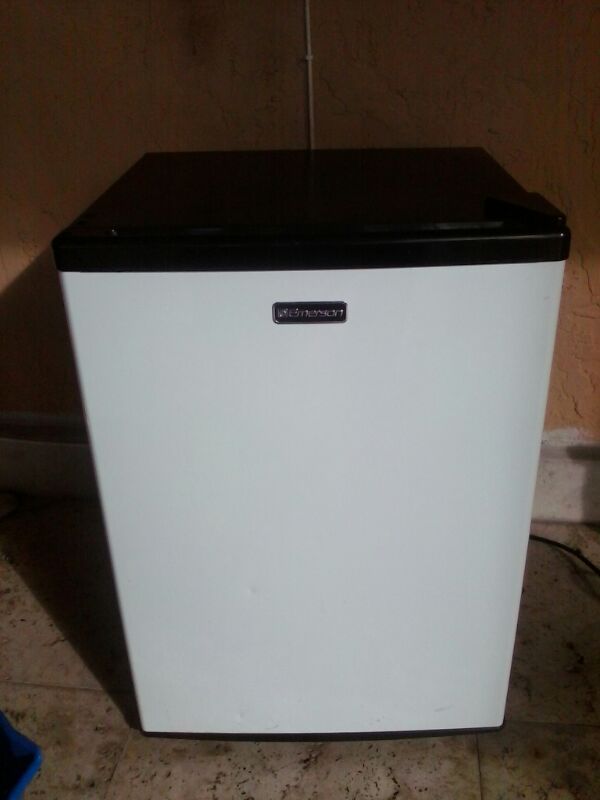 EMERSON 2.8 CU FT MINI REFRIGERATOR MODEL CR281B for Sale in Miami, FL