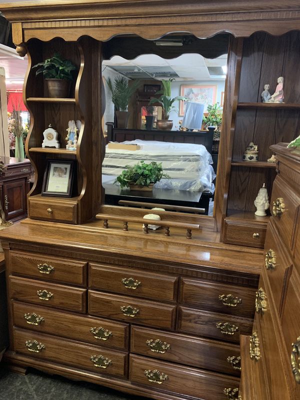 Broyhill Queen Oak bedroom set dresser, chest, & nightstand for Sale in Front Royal, VA OfferUp
