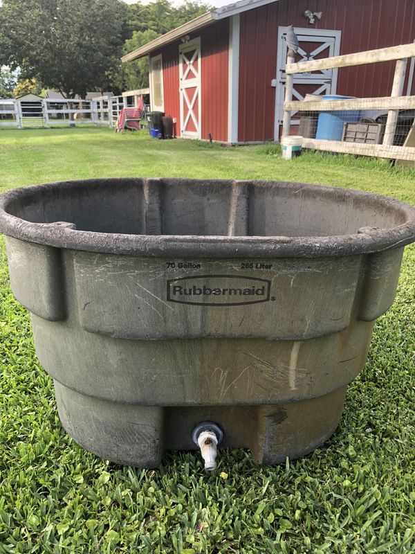 Rubbermaid 70 Gallon Horse/Stock Water Tank for Sale in Southwest