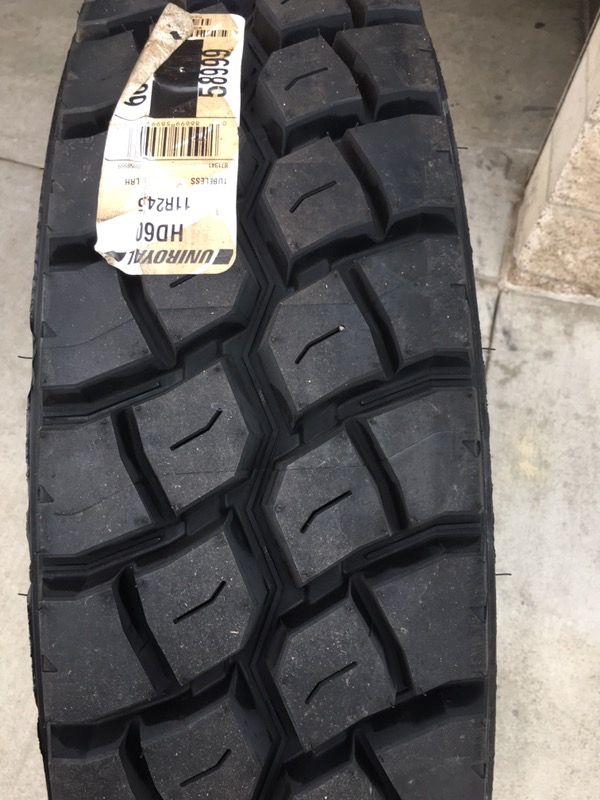 11R24.5 Uniroyal Open Shoulder 16 PR Drive Tires for Sale