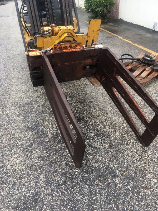 Forklift Attachment Rotating Bale Clamp Used for Sale in Hialeah, FL
