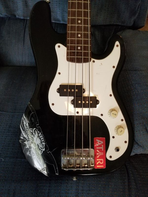 J Reynolds electric bass guitar 4 string leftie for Sale in North