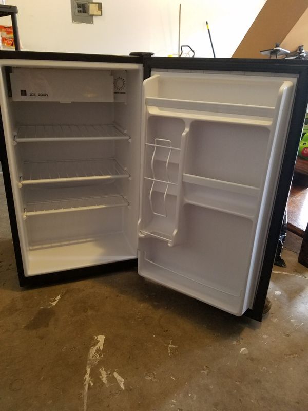 igloo 4.6 mini fridge