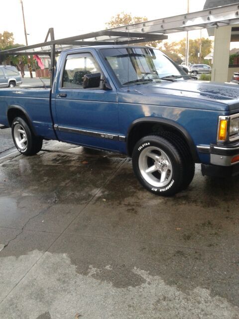 1992 Chevy S10 Tahoe Reliable work truck with ladder racks for Sale in