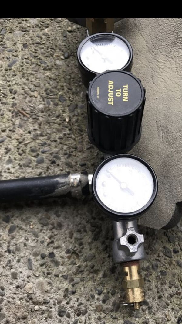 DEWALT DWFP55130 2.5 Gallon 200 PSI AIR COMPRESSOR MANIFOLD REGULATOR