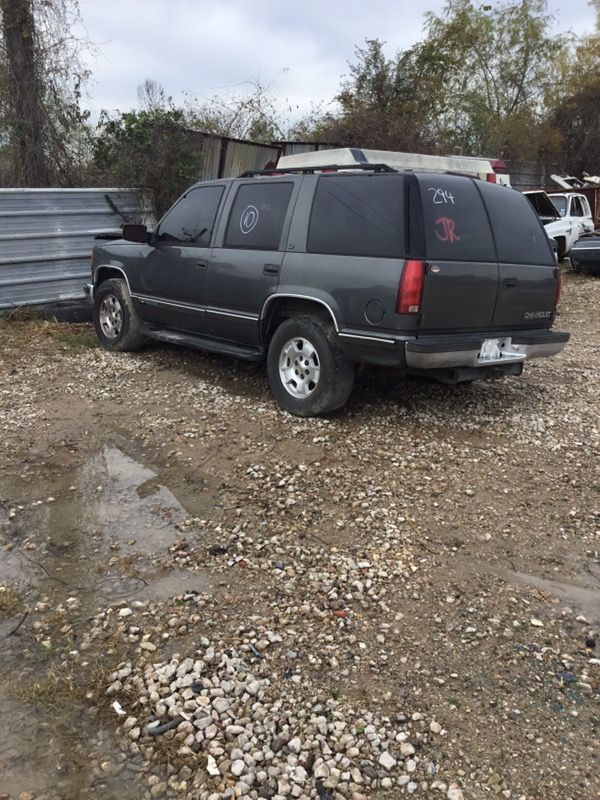 99 Chevy Tahoe 4x4 for parts for Sale in Houston, TX - OfferUp