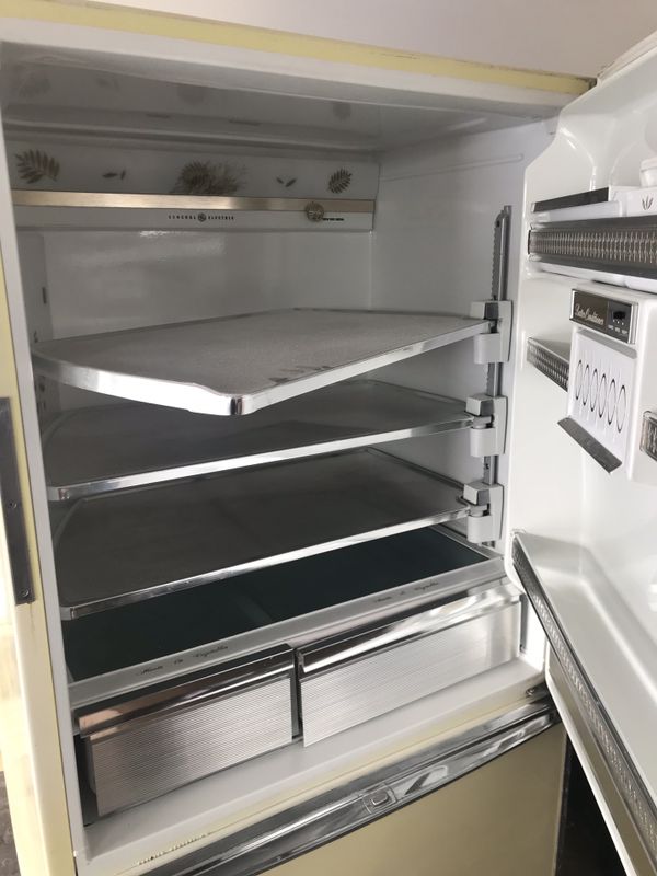 1960s General Electric Spacemaker Refrigerator FREE for Sale in Seattle