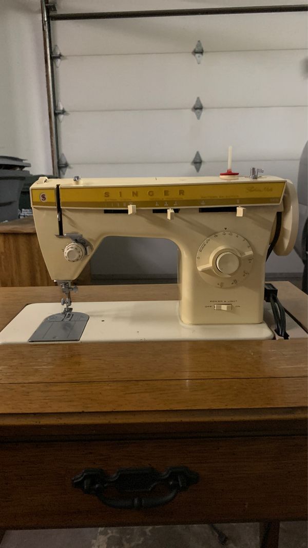1975 vintage singer sewing machine with desk for Sale in Puyallup, WA
