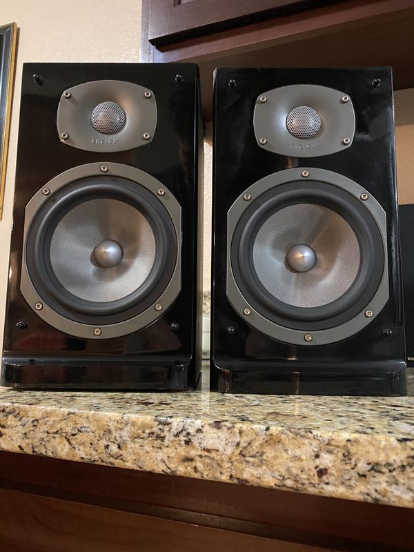 ENERGY CSeries C200 Bookshelf Speakers /Piano Finish for Sale in
