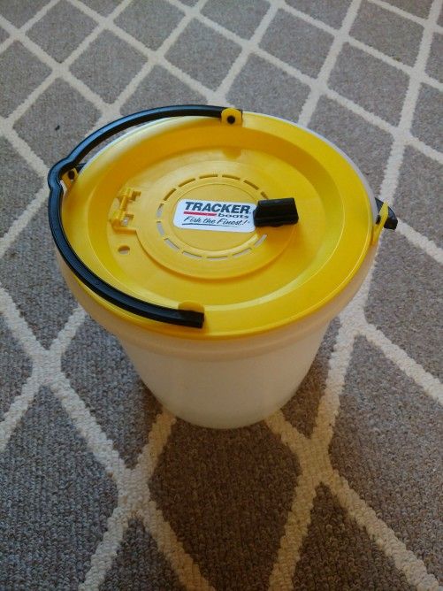 Tracker Minnow/ Bait Bucket for Sale in Vacaville, CA OfferUp
