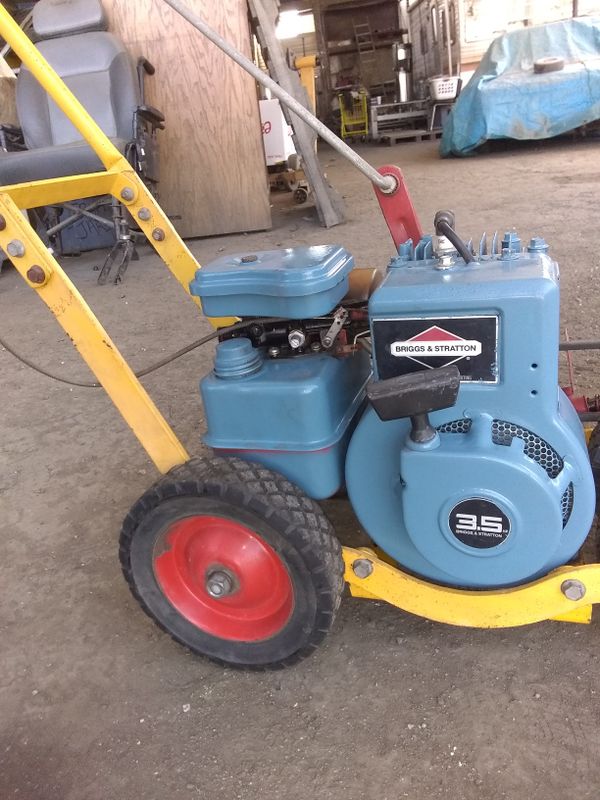 McLane edger with three and a half horsepower Briggs & Stratton motor for Sale in Fresno, CA