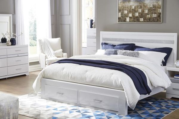 Jallory White Footboard Storage Platform Bedroom Set ...