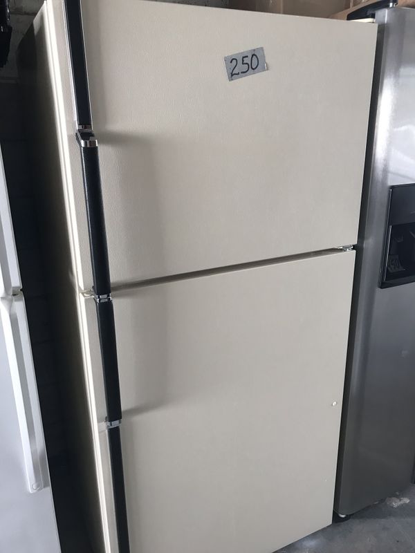 Kenmore almond color refrigerator 31” Wide 67” Tall in excellent